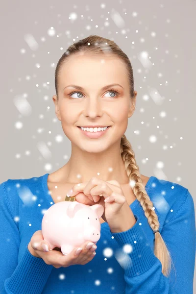 Mooie vrouw met piggy bank en geld — Stockfoto