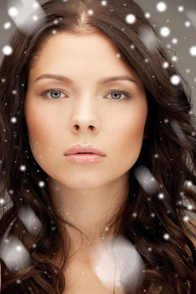 Mooie vrouw met sneeuw — Stockfoto