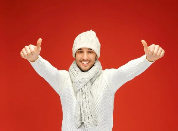 Hombre guapo en suéter caliente, sombrero y bufanda — Foto de Stock