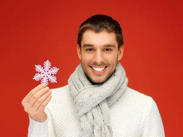 Homem em camisola quente e cachecol com floco de neve — Fotografia de Stock