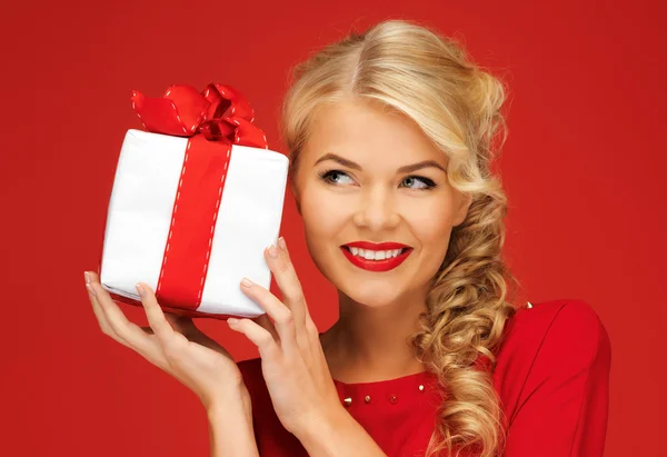 Preciosa mujer en vestido rojo con regalo — Foto de Stock