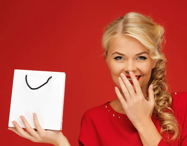 Preciosa mujer en vestido rojo con bolsa de compras —  Fotos de Stock