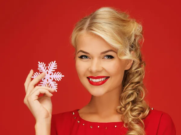 Schöne Frau im roten Kleid mit Schneeflocke — Stockfoto