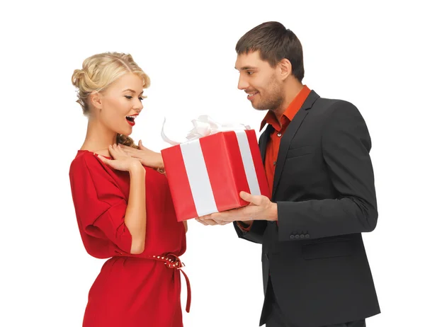 Erkek ve kadın ile hediye — Stok fotoğraf