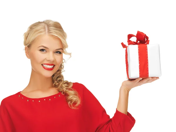 Preciosa mujer en vestido rojo con regalo — Foto de Stock