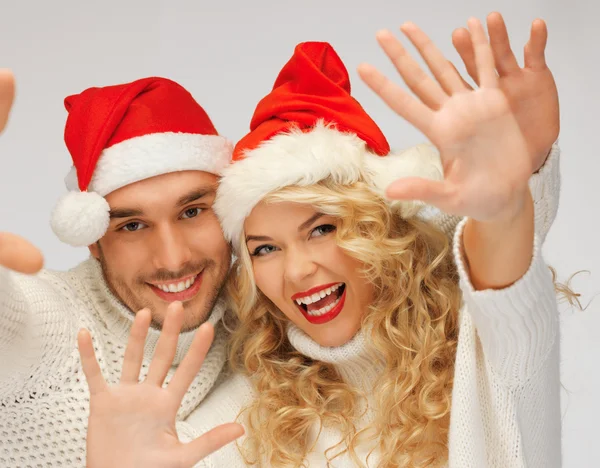 Pareja familiar en suéteres y sombreros de Santa Claus — Foto de Stock