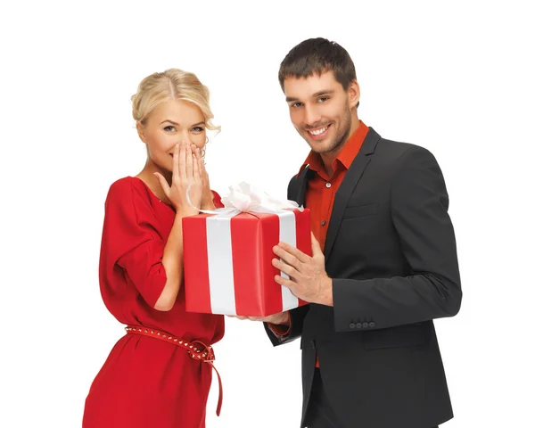 Чоловік і жінка з подарунком — стокове фото