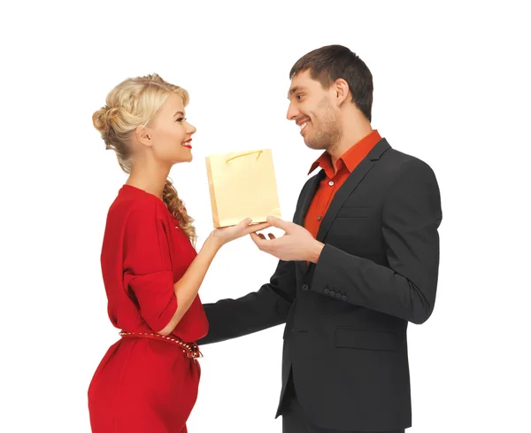 Homem e mulher com presente — Fotografia de Stock