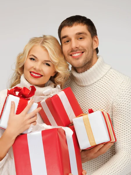 Οικογενειακή ζευγάρι σε ένα πουλόβερ με κουτιά δώρων — Φωτογραφία Αρχείου