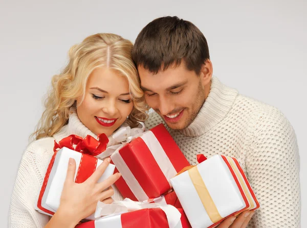 Romantiska par i en tröjor med presentförpackning — Stockfoto