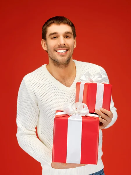 Hombre sosteniendo muchas cajas de regalo — Foto de Stock