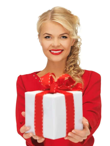 Preciosa mujer en vestido rojo con regalo —  Fotos de Stock