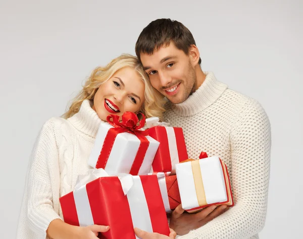 Couple romantique dans un pull avec des boîtes-cadeaux — Photo