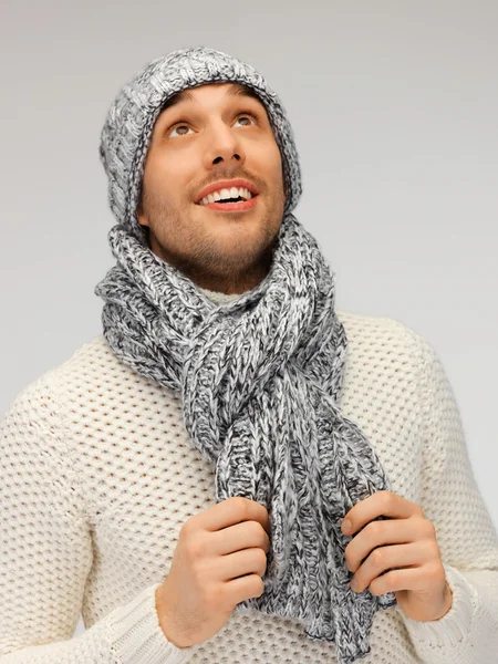 Bello uomo in caldo maglione, cappello e sciarpa — Foto Stock