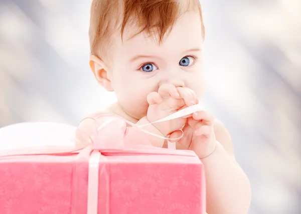 Niño con caja de regalo — Foto de Stock