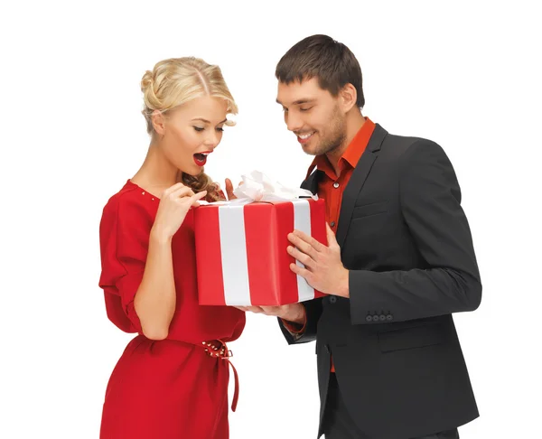 Чоловік і жінка з подарунком — стокове фото