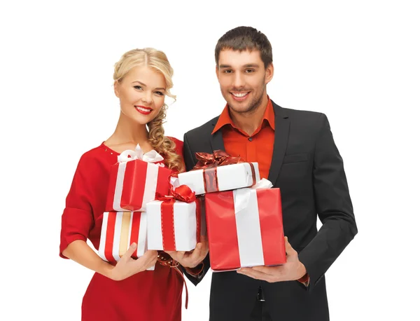 Мужчина и женщина с подарочными коробками — стоковое фото