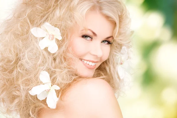 Mujer con flores en el pelo —  Fotos de Stock