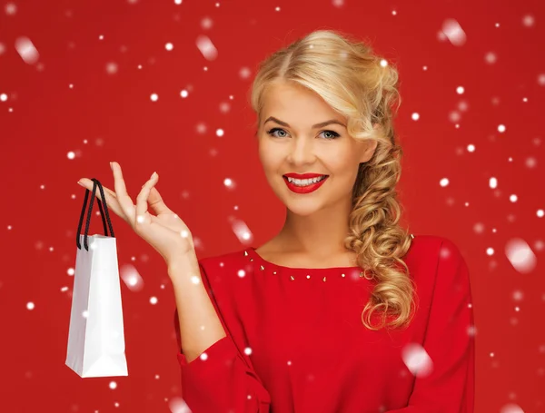 Schöne Frau im roten Kleid mit Einkaufstasche — Stockfoto