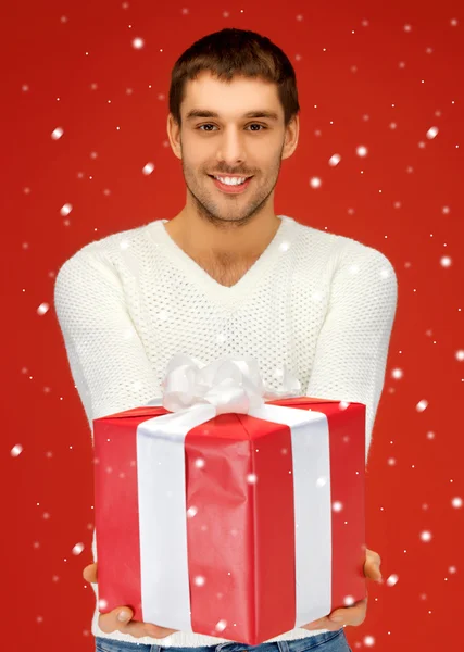 Hombre guapo con un regalo — Foto de Stock