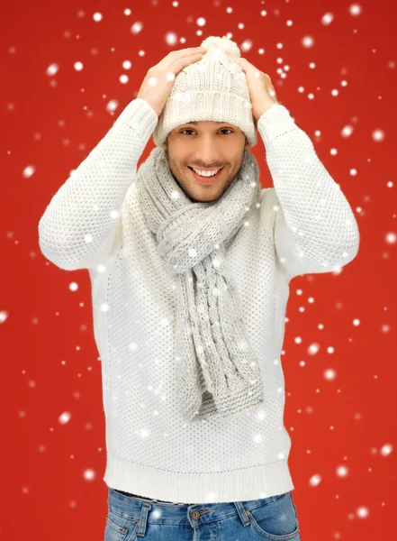 Bello uomo in caldo maglione, cappello e sciarpa — Foto Stock