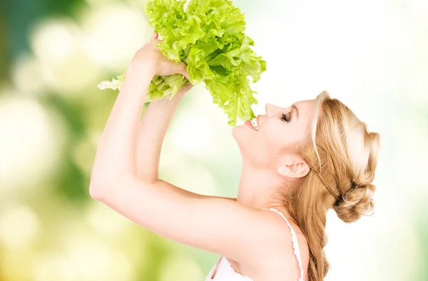 Mujer feliz con lechuga — Foto de Stock