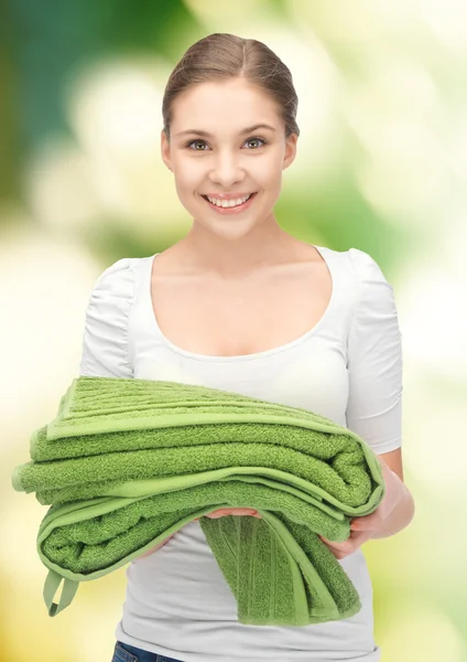 Schöne Hausfrau mit Handtüchern — Stockfoto