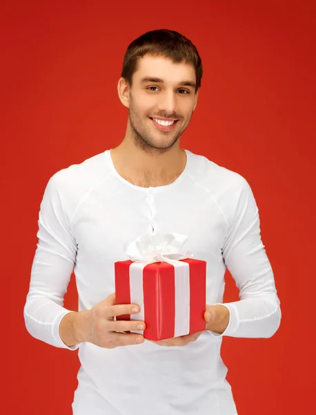 Hombre guapo con un regalo — Foto de Stock