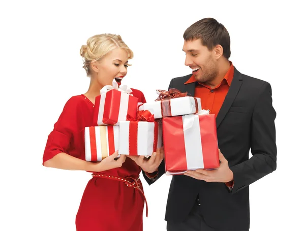 Uomo e donna con scatole regalo — Foto Stock