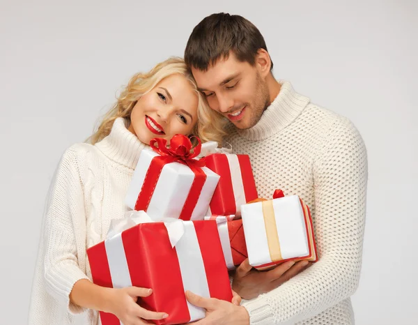 Romantisch paar in een truien met geschenkdozen — Stockfoto