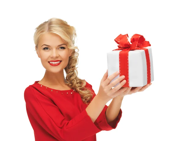 Preciosa mujer en vestido rojo con regalo —  Fotos de Stock