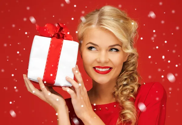 Preciosa mujer en vestido rojo con regalo —  Fotos de Stock