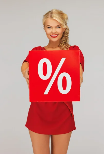 Прекрасная женщина в красном платье с указателем процента — стоковое фото