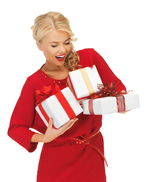 Preciosa mujer en vestido rojo con cajas de regalo — Foto de Stock