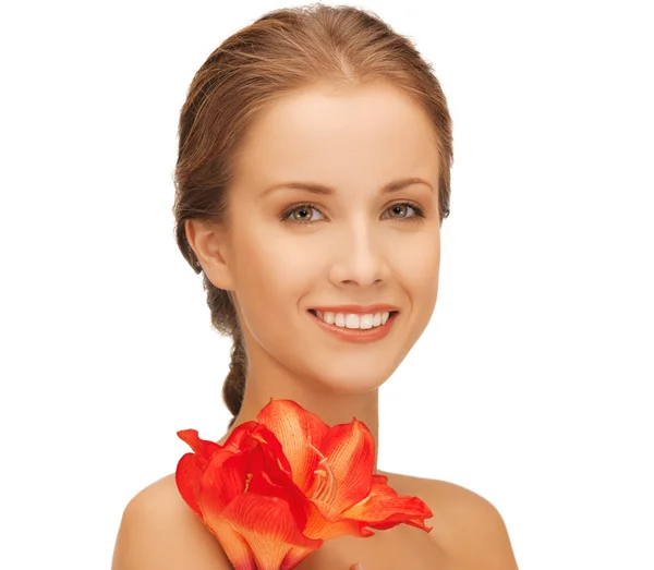 Mujer encantadora con flor de lirio rojo — Foto de Stock