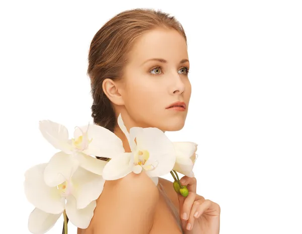 Mujer encantadora con flor de orquídea — Foto de Stock