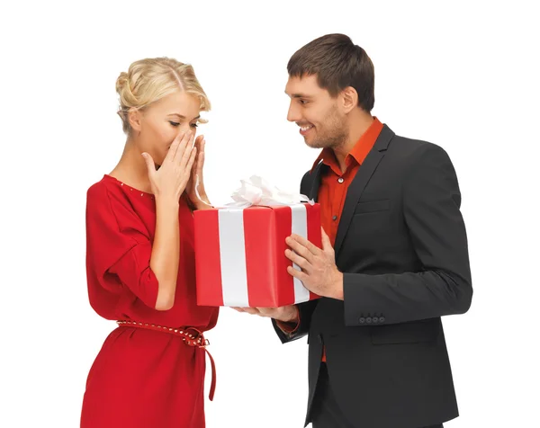 Hombre y mujer con presente — Foto de Stock