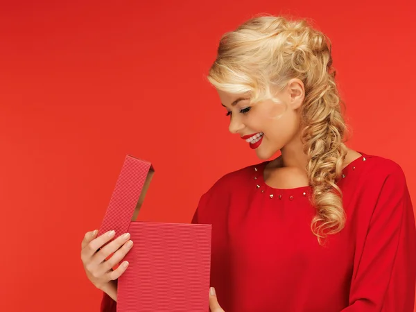 Bella donna in abito rosso con scatola regalo aperta — Foto Stock