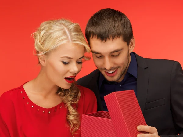 Mann und Frau schauen in die Geschenkbox — Stockfoto