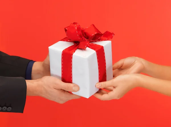 Mani di uomo e donna con confezione regalo — Foto Stock