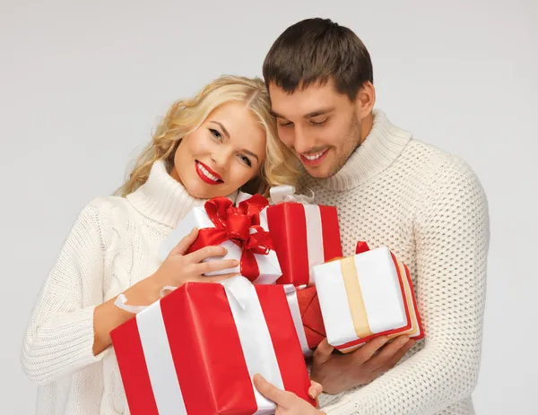 Романтическая пара в свитерах с подарочными коробками — стоковое фото