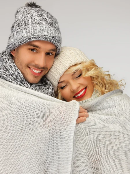 Семейная пара под теплым одеялом — стоковое фото