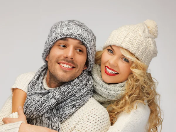Οικογενειακή ζευγάρι σε μια χειμωνιάτικα ρούχα — Φωτογραφία Αρχείου
