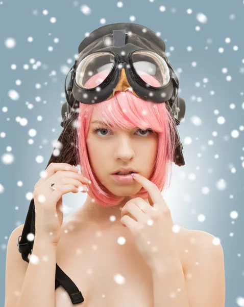 Menina de cabelo rosa no capacete aviador com neve — Fotografia de Stock