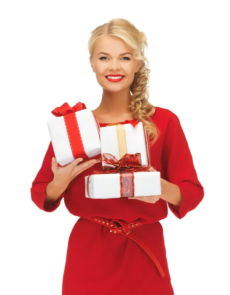 Preciosa mujer en vestido rojo con cajas de regalo —  Fotos de Stock