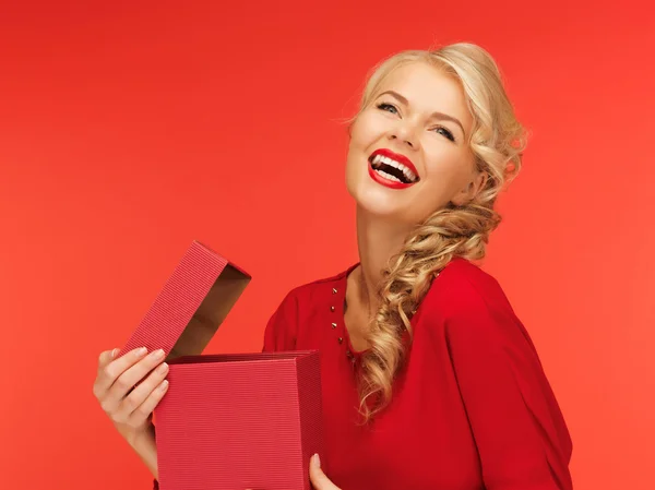 Açık hediye kutusu ile Kırmızı elbiseli güzel kadın — Stok fotoğraf