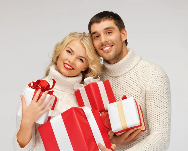 Couple romantique dans un pull avec des boîtes-cadeaux — Photo