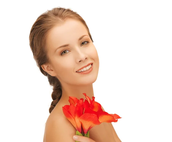 Mujer encantadora con flor de lirio rojo —  Fotos de Stock