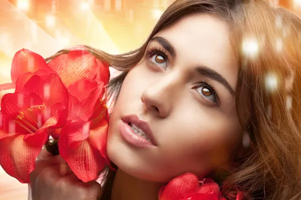 Mujer encantadora con flores rojas — Foto de Stock