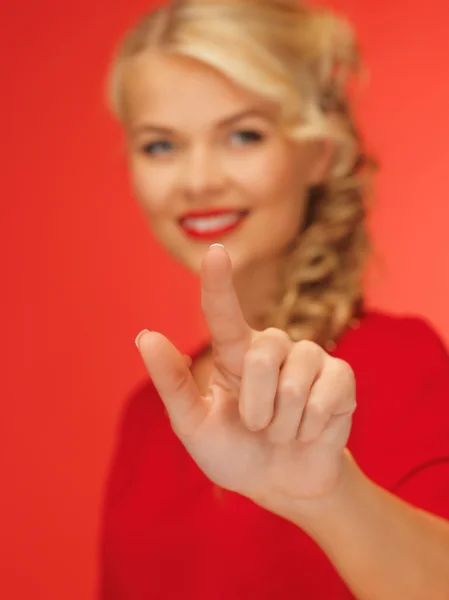 Mulher de vestido vermelho pressionando botão virtual — Fotografia de Stock